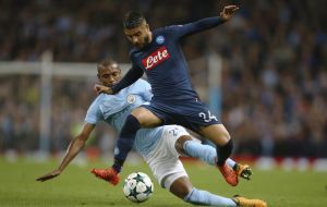 Insigne chấn thương, người Italia tái mặt Insigne chấn thương, người Italia tái mặt